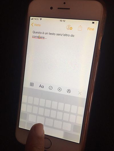iPhone, trucco con la tastiera per correggere un testo in modo facile